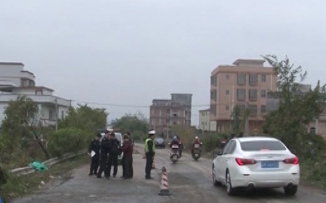 兴宁两拖车雨中相撞 一人失踪