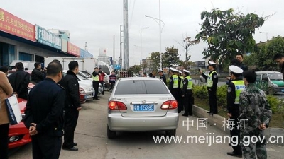 西郊街道联合多部门开展环市西路违停占道专项整治