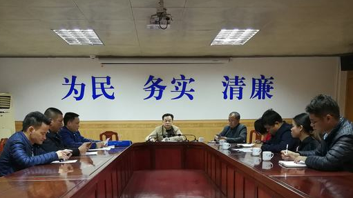 华阳镇开展巡河活动并召开全面推行河长制工作领导小组会议