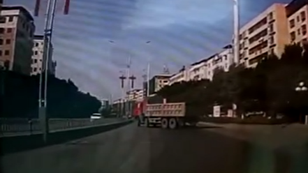 实在是吓人！大货车梅城闹市突然失控甩尾