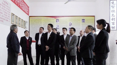 潭下镇全体班子成员到梅林镇瞻仰中共五华县委诞生旧址重温入党誓词