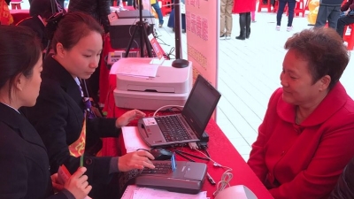 不去银行也能办理银行卡！大埔农商行“移动柜台”上线