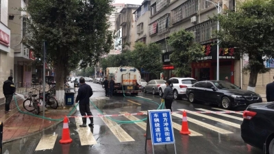 大埔城综局开展城区街道大整治大冲洗行动