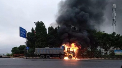 丰顺一大货车碰撞摩托，两车起火燃烧一人死亡