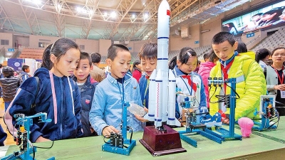 “小创客”现场比创意  市青少年科技创新大赛举行