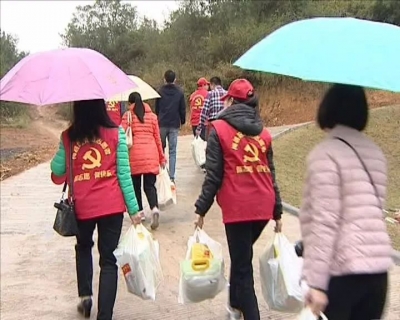 今天是国际志愿者日 梅县区近百名志愿者基层送温暖