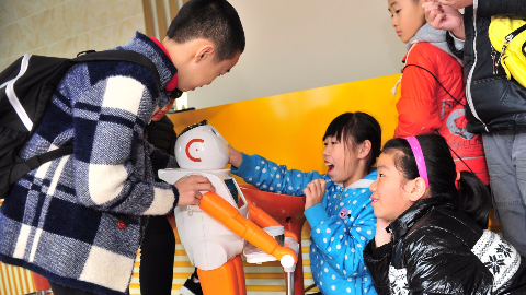 梅州日报小记者走进奥讯机器人 感受科学魅力