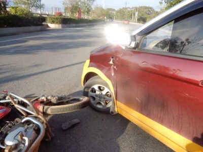 教练车突然掉头 与同向摩托车碰撞致1人受伤