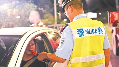 为了让市民出行更安全顺畅，梅州交警够拼的