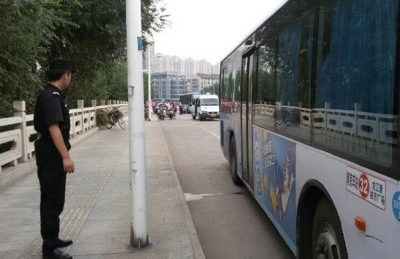 乘客下公交时被撞身亡 法院判令涉事公交担责三成