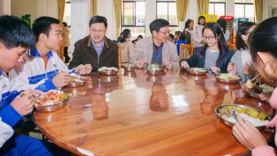 学生吃饭，校长教师陪餐…东中用这种方法拉近师生距离