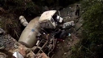 惊险！一水泥车掉进十多米深的山沟，事发丰顺...