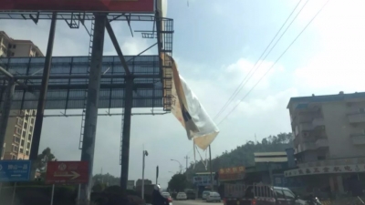 汤坑环城路山角圆盘：户外广告牌悬挂半空 存在安全隐患