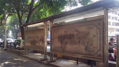 “颜值”大跌！梅城广梅路广告牌“脏旧破”