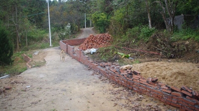 平远仁居一村民在村道上砌围墙，说要给“自家地”做标记