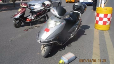 五华一无牌摩托与无牌助力车相碰撞  事故致两人受伤
