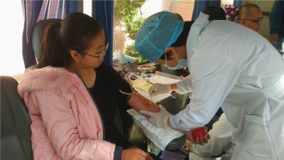 梅州血库告急，松口师生和群众排队献血