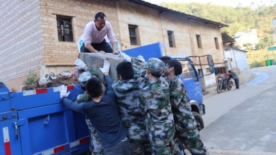 大东镇镇村干部职工联合大东实验学校师生开展环境综合整治行动