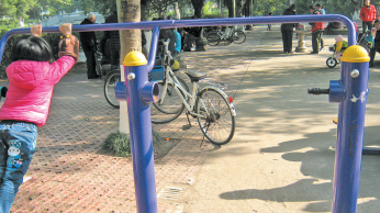 梅城文化公园健身器材“缺胳膊少腿”  存安全隐患