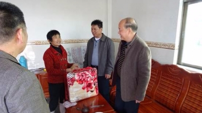 江锦城到转水镇青塘村开展扶贫慰问活动