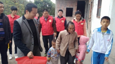 杨文带领志愿者们到转水镇开展暖冬慰问活动