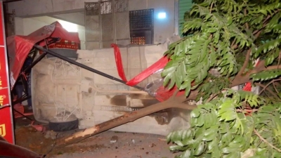 无证酒驾，蕉岭一务工男子接连撞了夜宵档、路树和小车…