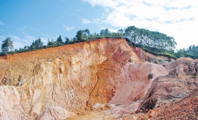 丰顺一瓷土场无序采矿致数百亩农田荒废！政府部门出手了