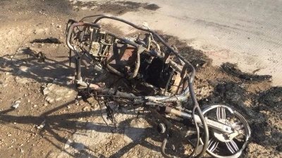 汤坑新田村一摩托车突发自燃，烧到只剩下“骨架”