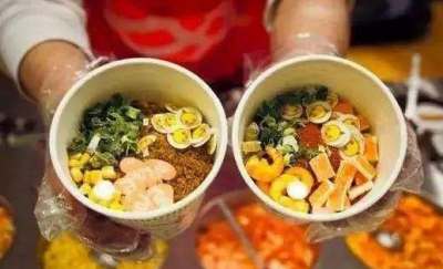 1年少卖80多亿包，谁在抢方便面的“饭碗”？