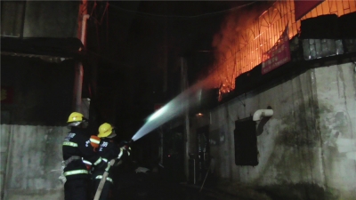 今日凌晨梅城广梅路一出租房起火，17人紧急撤离