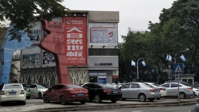 梅城这条步行街犹如“停车场”，连地砖都被碾压松动了