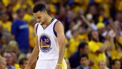 库里右脚踝扭伤无限期休战  2周后重新评估