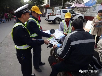 兴宁交警联合“两员两站”进行农村酒驾醉驾整治宣传