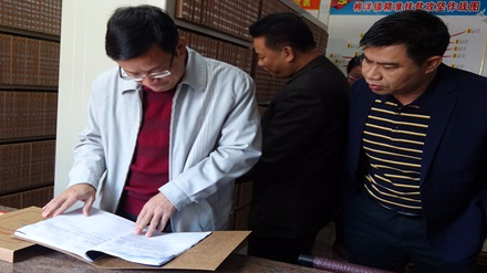 梁英浩一行到棉洋镇指导精准扶贫精准脱贫迎检工作