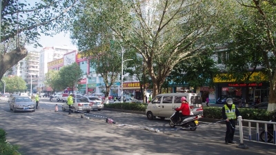 又是注意力不集中！彬芳大道小车撞护栏，隔壁车道车辆“躺枪”