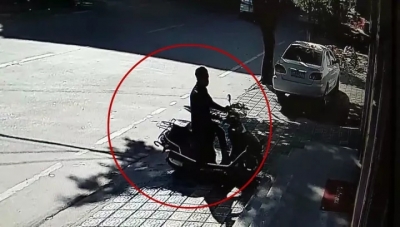 猖狂！男子光天化日在丰顺汤坑一店铺前盗窃摩托车，被发现后弃车逃跑