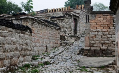 因侄子家墙比自家高，被“堵”了心的叔叔竟这样做...