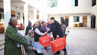 确保温暖安全过冬！区民政局为敬老院老人发放御寒物资