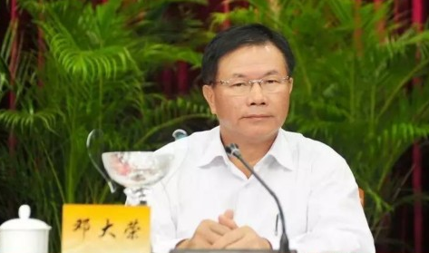 广东检方以涉嫌受贿罪对汕头市委原副书记邓大荣决定逮捕