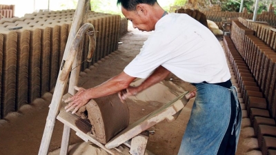 大埔传统作坊式青瓦厂目前仅存两间，出产的瓦多用于做靓屋修祖屋
