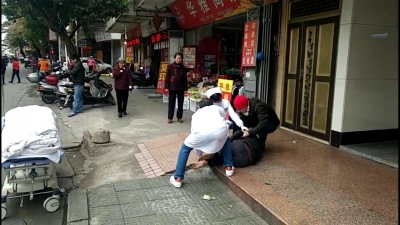 梅城一老人倒地不起，扶不扶？“红帽”男孩毅然出手