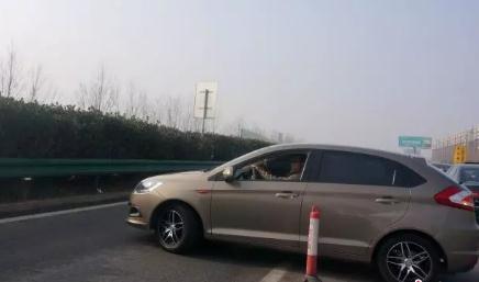 货车司机深夜将车停在高速公路行车道，结果获刑10年