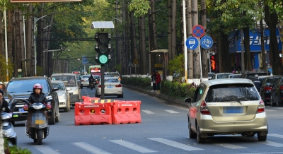梅城丽都西路、江南路两路口新设临时红绿灯“站岗” 