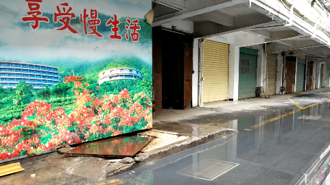 梅城聚文路下水道堵塞污水漫过路面 市民盼尽快疏通