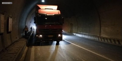 辟谣！油罐车隧道起火致车辆人员滞留？实乃大货车冒烟