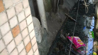 汤坑一小区旁水沟恶臭难闻 附近居民：受不了！