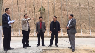 甘飞鸿到潭下镇检查森林防火基础设施建设工作