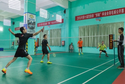 我市200名羽毛球爱好者同台竞技  江信实业夺冠