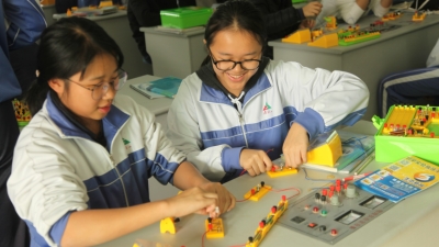 东山学校推进高效实验课堂 培养学生探究能力