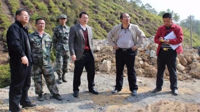 甘飞鸿到周江镇检查森林防火基础设施建设工作